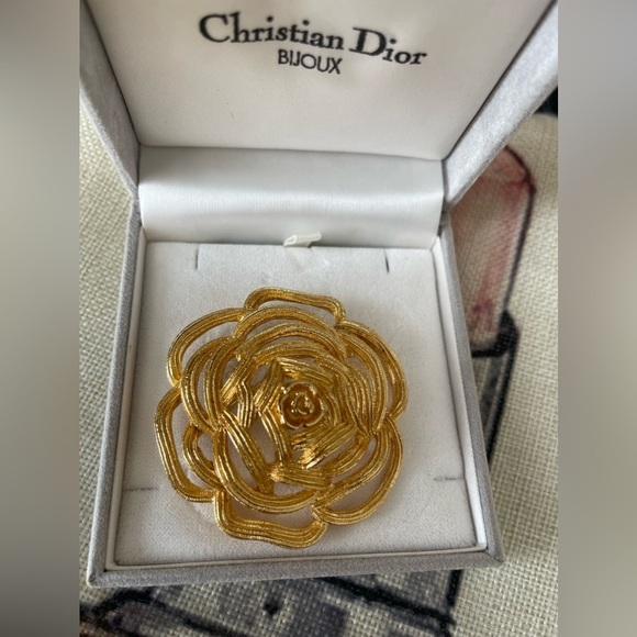VTG Very RaRe CHRISTIAN DIOR gold-tone flower brooch pendant in box⭐️ COA⭐️🌹 - Picture 5 of 9